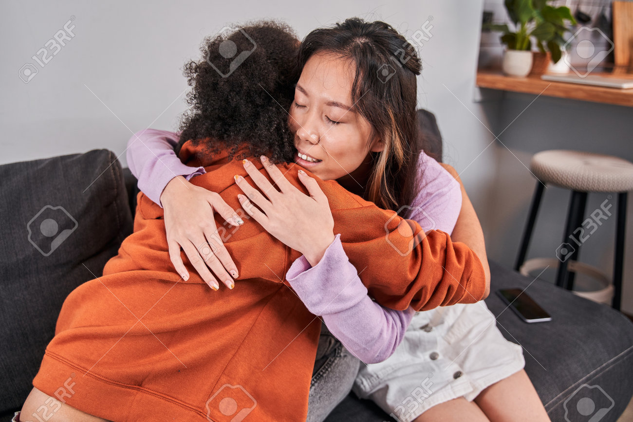 どれくらい仲良くなったらハグするの？ アメリカの挨拶マナーで気をつけたい「暗黙のルール」についてDMM英会話ブログ