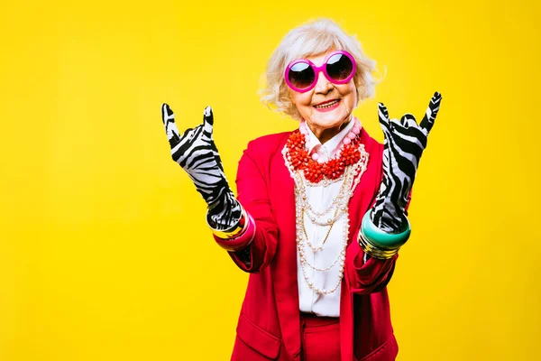 自撮りは、楽しかね！」95歳のフォトグラファー・西本喜美子の遊び心を忘れない写真の楽しみ方ブルータス BRUTUS.jp