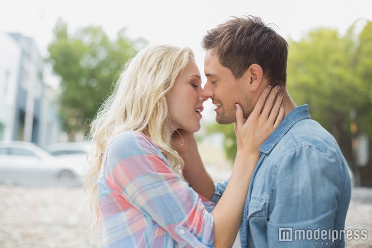 頬にキスをする女性のフリーイラストフリーイラスト・クラシック フリクラ