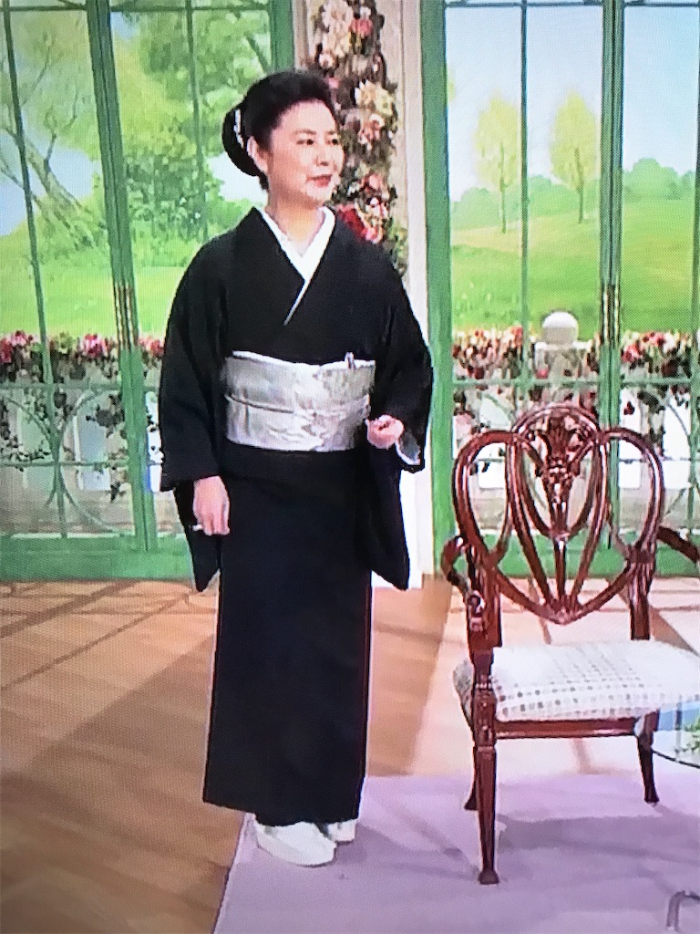 先日、全優石のイメージキャラクター名取裕子さんのポスターが届いたので早速貼ってみました *´꒳`* ✨ 事務所が華やかになりました🌸