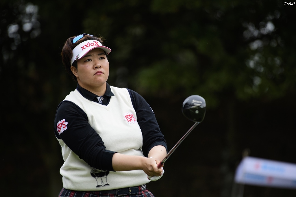 酒井、大会タイ＆自己ベスト６４で首位 ゴルフ デイリースポーツ online