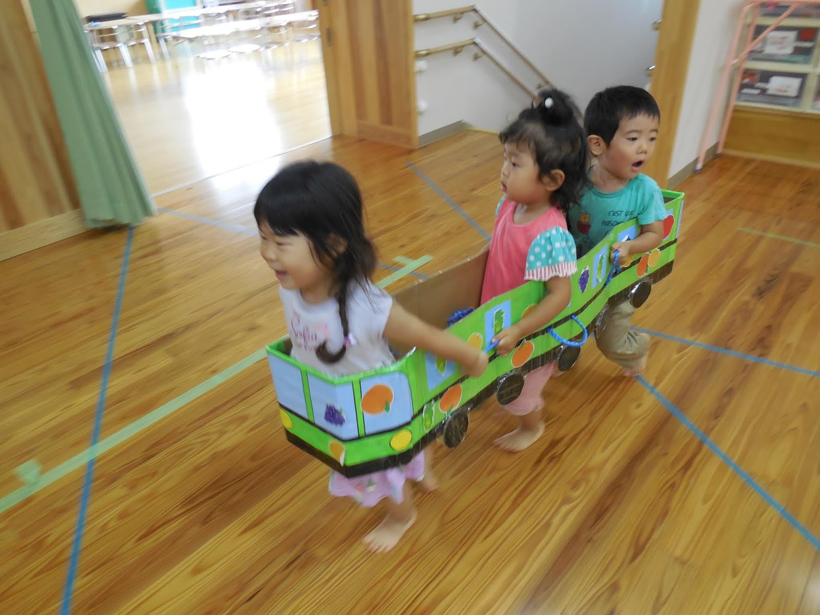 ダンボール 電車 ダンボール電車 組立送料無料 玩具 おもちゃ 段ボール 秘密基地 運転手 動く 子ども こども 工作 ごっこ遊び 知育玩具お絵描き 安全リビングート楽天市場店