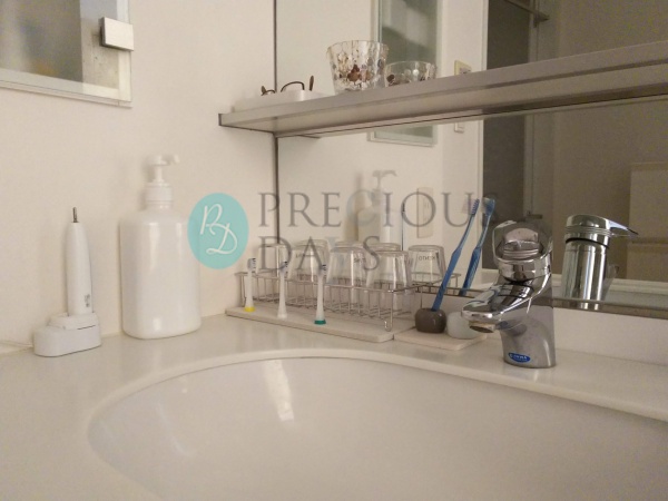 浮かせる収納 洗面所のコップを逆さまに浮かせて水垢を防ぐ