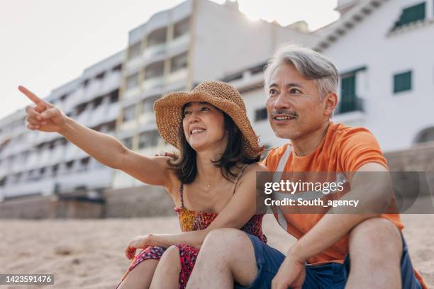 カジュアルウェアー姿の中年夫婦白抜きポーズの写真素材13251753- PIXTA