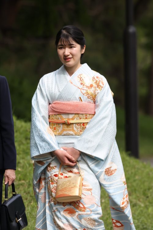 秋の園遊会 雅子さまは別格の「錦秋の美」の訪問着 愛子さまは「百花繚乱」の振袖でAERA DIGITAL アエラデジタル