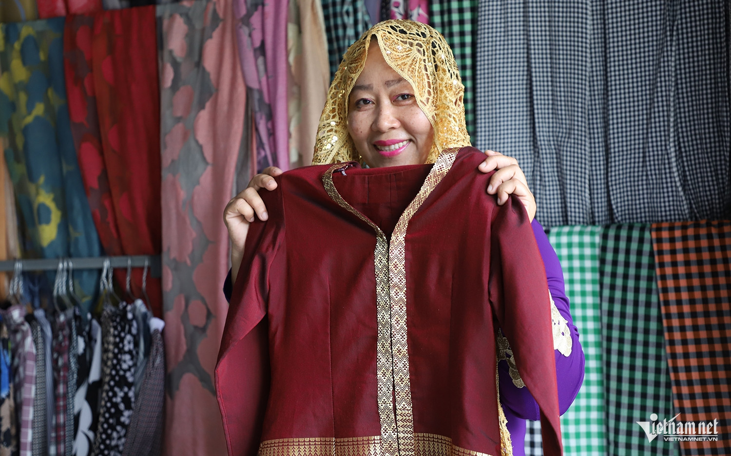 イスラム教の伝統的な家族が一緒に自宅で食事をする写真素材536245624Shutterstock