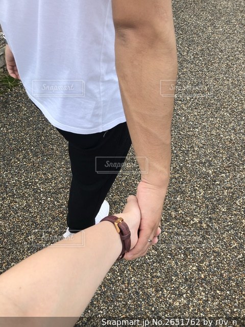 手をつなぐ女性心理を丸裸！付き合う前のデートでカッコよく手をつなぐ方法