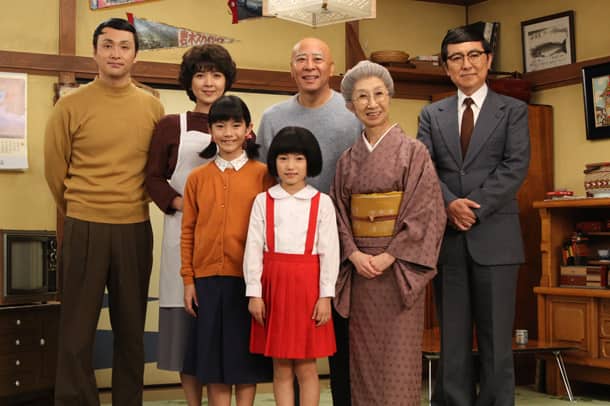 写真 飯島直子と母、姉：中日スポーツ・東京中日スポーツ