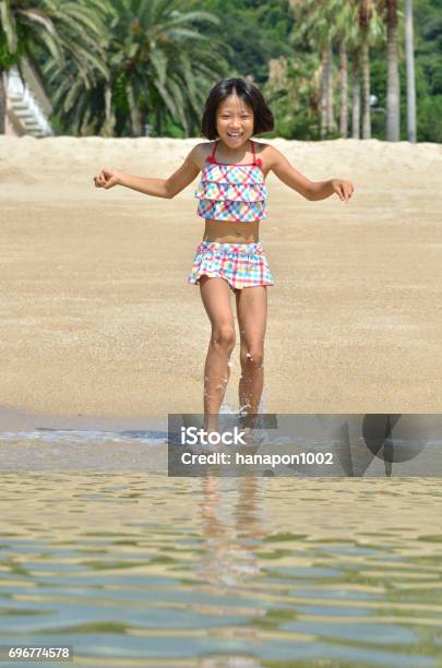 青空で笑う女の子 海水浴、水着、浮き輪の Stock フォトAdobe Stock