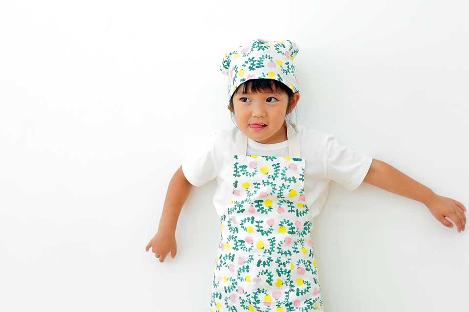 かぶるだけで簡単着脱！子ども用ゴム付き三角巾の作り方子育て育児のお役立ち情報サイトママのためのMaMarché