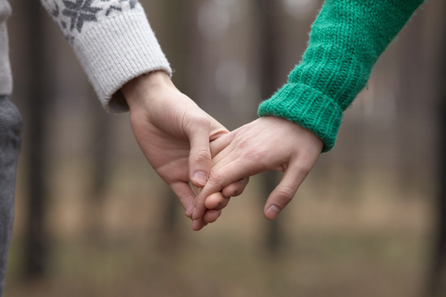 カップルはなぜ手を繋ぐの？』韓国ティーンに話題のSNS投稿♡ - 韓国情報サイト Daon ダオン