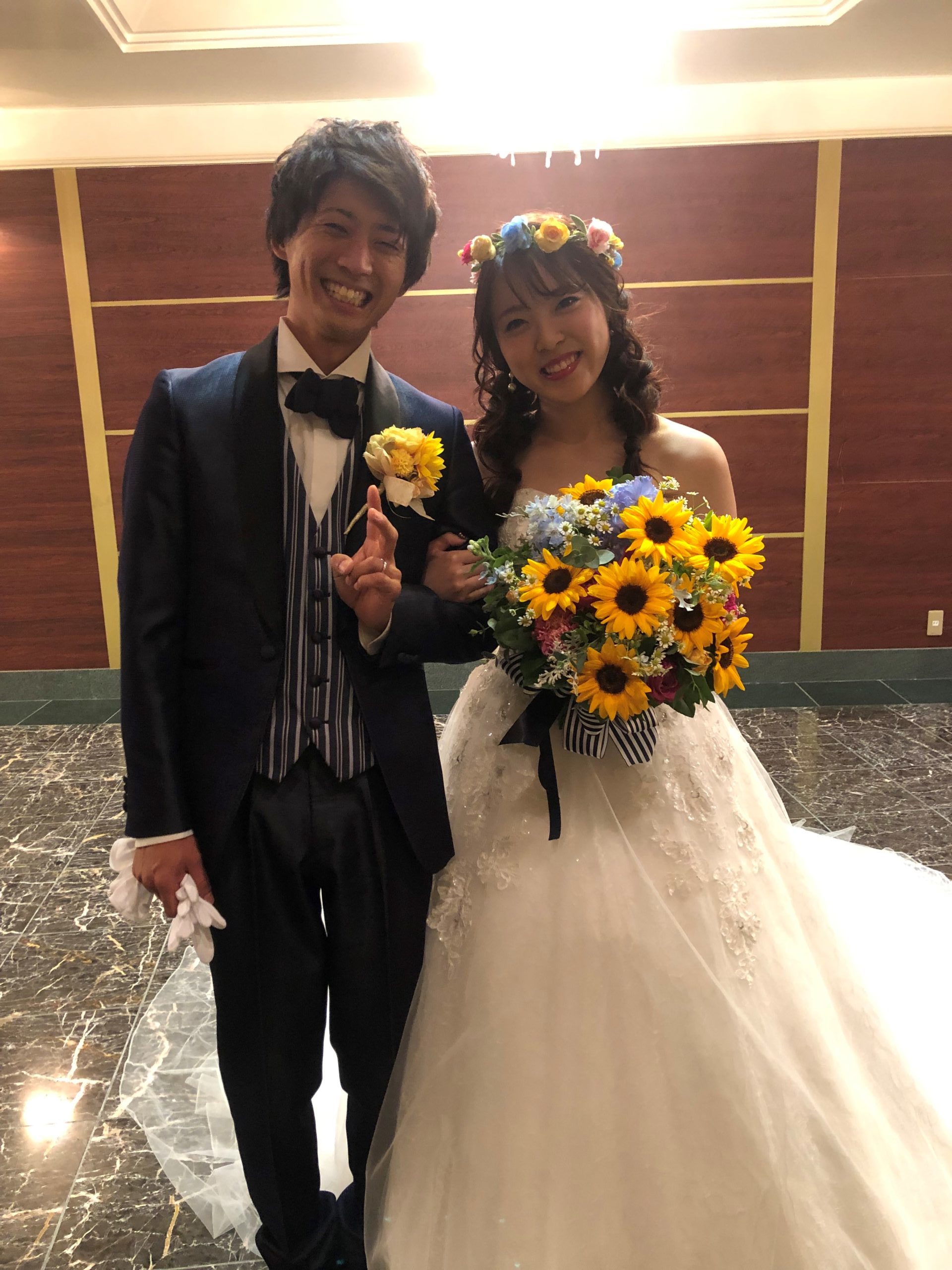 明るく元気な印象を与えてくれるひまわりのウエディングブーケ キャスケードブーケ 結婚式 ヒマワリ ブーケ 造花 ウェディング用保存が利き、軽くて扱いやすいので、リゾートや海外挙式、ロケフォトなど、何回でも使えるのがうれしいアーティフィシャルフラワー ひまわり