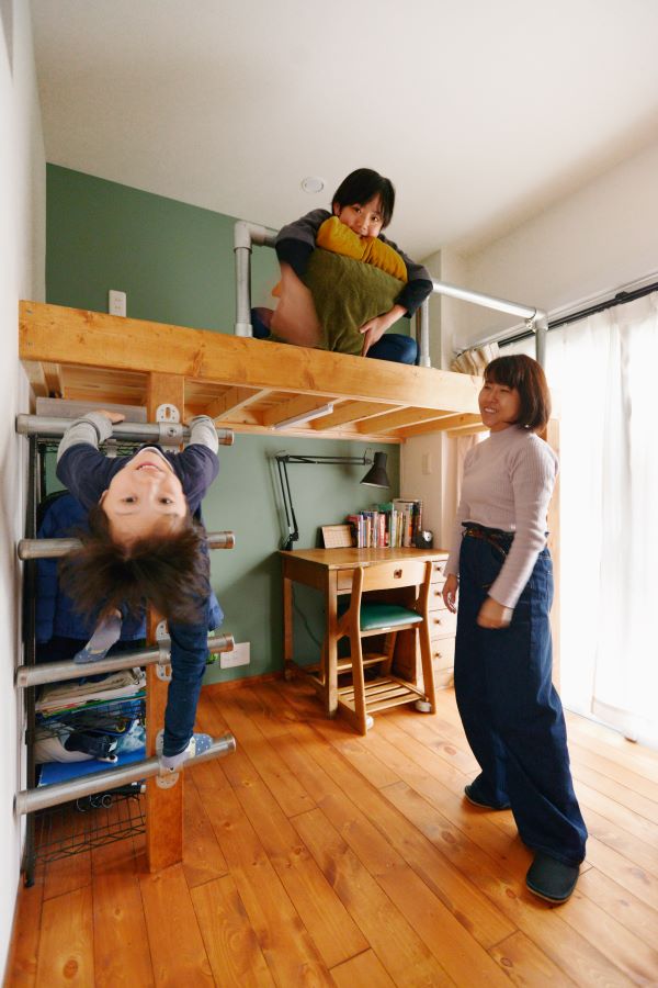 六畳部屋に姉妹三人机とベッドどうする？ -リノキッズ 二段ベッド・ロフトベッドを超えたデスクベッド・ベッド一体型学習机