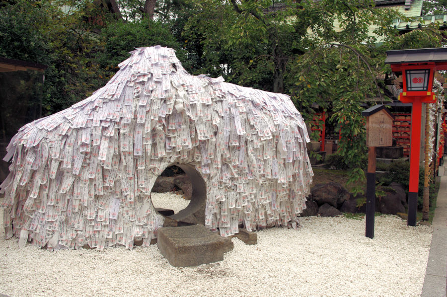 地主神社 恋占いの石&おみくじで遊ぼう！縁結びお守りや片思いに効く願掛けも♪ - 京都ぶらり散歩&グルメ手帖
