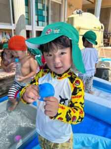 保育園きのねの高澤園長のコラム、更新です⤴️ 酷暑の今年、きのねはこんな水遊びを楽しんでいます💦 みなさんの園では、どんな水遊びを楽しまれているでしょうか？👀 ほいくbloomとは 🌼🌼🌼🌼🌼🌼🌼🌼🌼🌼 \毎日笑顔で働ける、そんな保育園だけ集めました働く 保育士