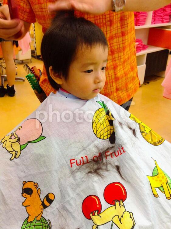 ⁡, ✨もうすぐ1歳の男の子✨, ⁡, お家でカットしていて、Goo CHOKIでの, カットは初めての男の子☺️, ⁡,とっても愛嬌があって、ニコニコモード🩷🩷, カット中や、おもちゃで遊びながら, ニコッと笑う姿がとっても可愛い😍🎵, ⁡, シャンプー時は、,最後まで頑張ってくれました✂️✨👏, ⁡, パッツンマッシュの3㎜で仕上げました🥰, すごくお似合い🤗, ⁡,