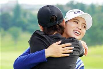 柏原明日架、6年ぶりVで離婚を明かす「たくさんの方に心配や迷惑もかけて 」 初観戦の父と涙の抱擁 国内女子ゴルフ - サンスポ