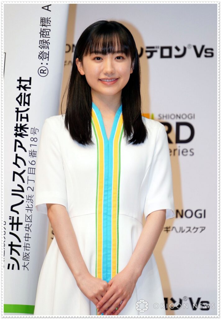 芦田愛菜20歳、黒の肩出しドレス姿が美しい！6歳の初受賞時のかわいすぎる映像も：第48回日本アカデミー賞シネマトゥデイ