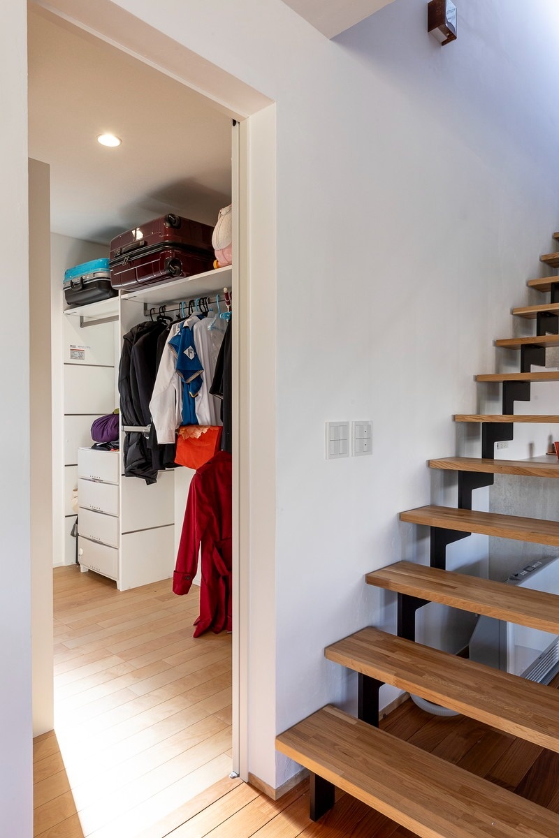 ファミクロ＆寝室 ファミリークローゼットを併設した、収納力がある主寝室。 主寝室の窓からは緑を眺めることができ、勾配天井によって広がりも感じられます。 こだわりのカーペット敷きのファミリークローゼットも素敵です。 < 6月・7月EVENT > ○ 平屋2棟同時完成見