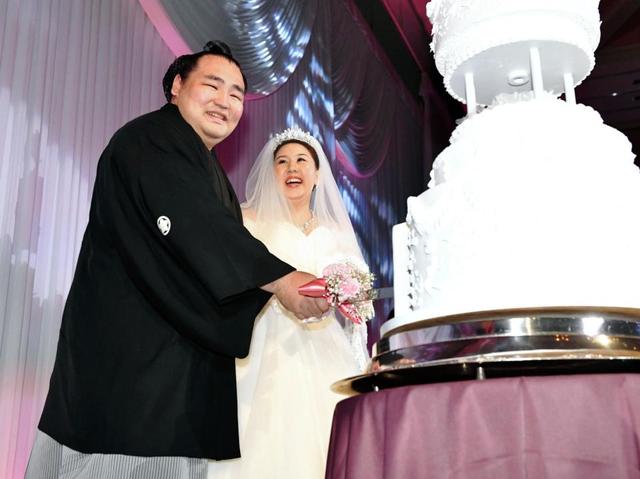 羨ましい嫁が美人すぎる力士たち - YouTube