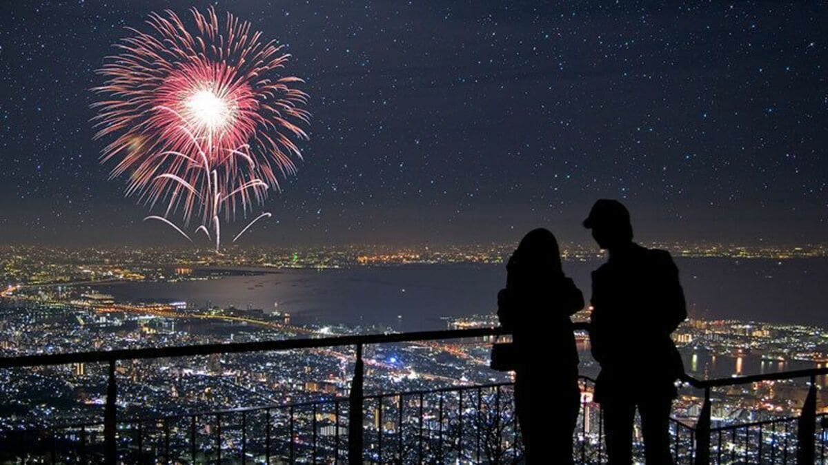 花火大会でサプライズのプロポーズをして、結ばれて、キスするカップルのシルエット。 Stock-fotoAdobe Stock