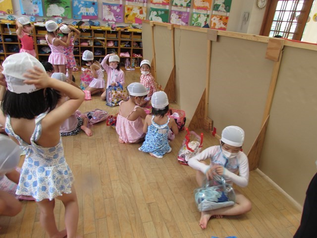 プールあそび♩ – かべやなないろ保育園