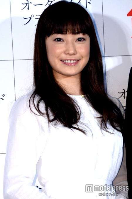 2児の母・菅野美穂、“涙目”な子育てエピソード明かす接着剤でダイニングテーブルが真っ白に