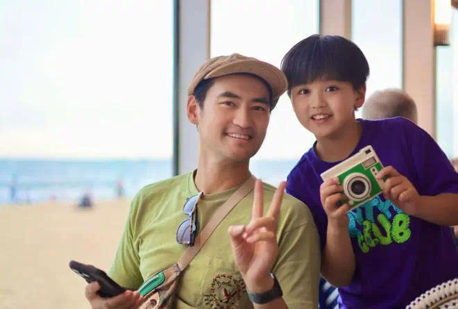 爸爸要去拍戏，妈妈要带娃进组，张歆艺有胖儿子与帅老公真幸福_百科TA说