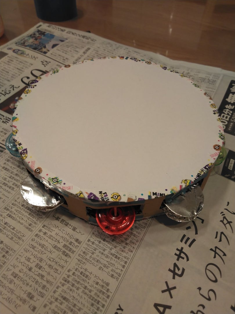 こんばんは🌝 わたこ先生です☆ . 本日は、作って遊べる手作りおもちゃ 紙皿で作る☆タンバリン のご紹介です🙆‍♀️☆▶︎7枚目に鳴らす動画があります🙆‍♀️♥︎ . この紙皿タンバリンは私が未満児を担任していた時にネットで見つけたものです🙆‍♀️✨ 作り方は掲載