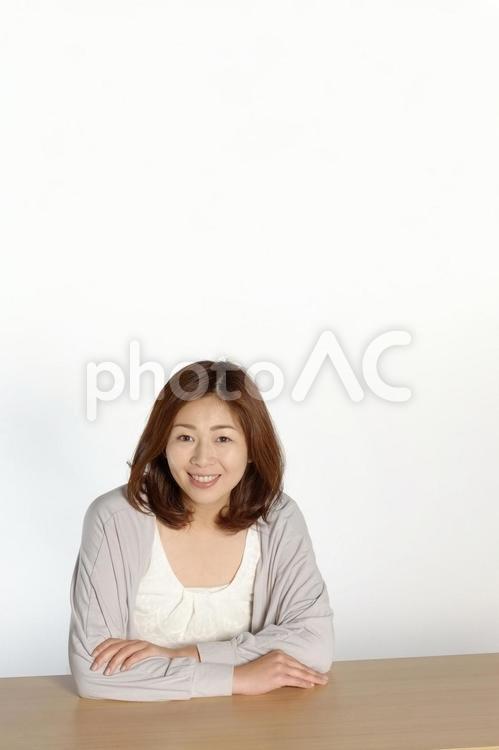 テーブルに座る」という文章は、テーブルの上に座るんじゃなく- Yahoo!知恵袋