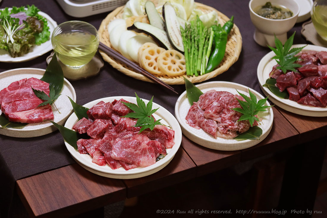 遅ればせながら誕生日おめでとうとメッセージ、それは遅いものですが、偽物ではありません!私の最愛の友人に誕生日おめでとう。かわいいナマケモノ、ケーキ、カップケーキのカード。ベクターイラスト。のイラスト素材・ベクターImage 209335357