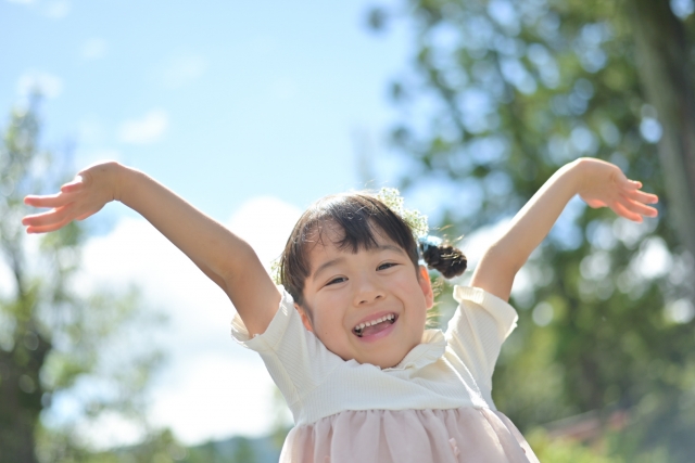 プリンセスの可愛らしいうつ伏せショット – こども写真館・写真スタジオはアンズガーデン