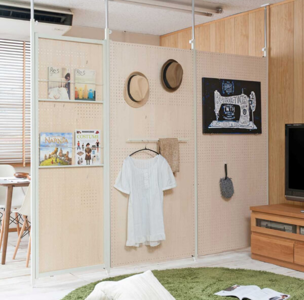 ０歳児室の木製ベビーフェンス０歳児室の間仕切りスペース出入り口に木製のスライド柵を取付けました。 乳児の手が届かない位置に木製のロックがあります。保育園保育室乳児室ベビーフェンス木製フェンス間仕切り柵保育乳児安全安全な保育かて工房