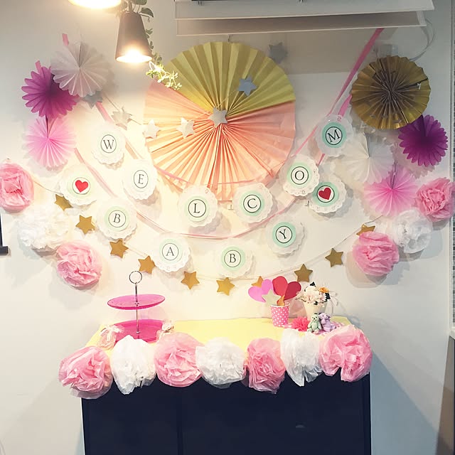 ジェンダーリビールパーティー の飾り付けは、箱から出てくる風船以外は全部 ダイソー で買いました🥳 .boyorgirlの文字は画用紙を自分たちで切ったよ✂️✨ . セロハンテープで壁に貼ったからよく見るとテープがはみ出てる😂 . 箱から出てきた赤ちゃんとピンクの