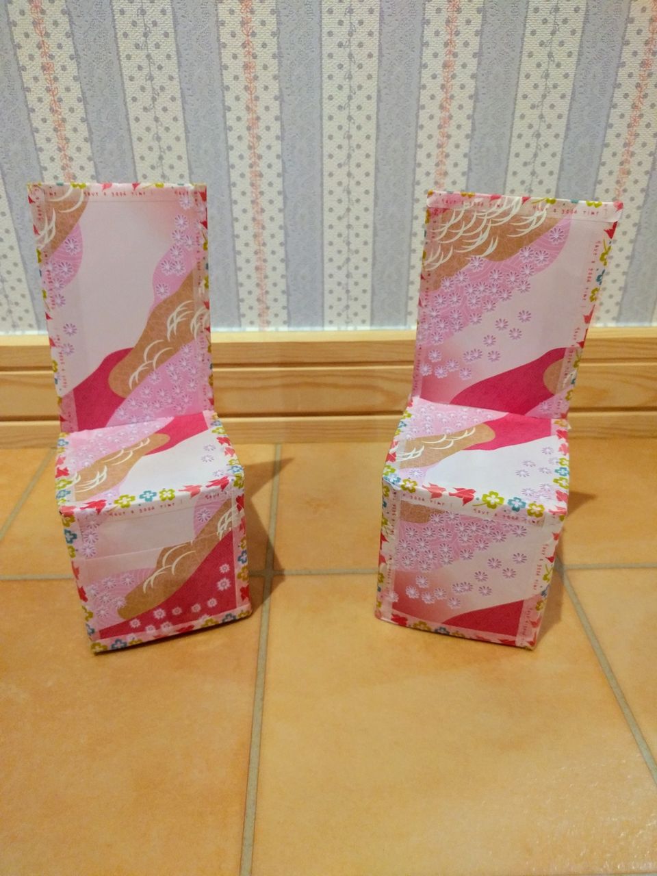 空き箱でメルちゃんのイス』