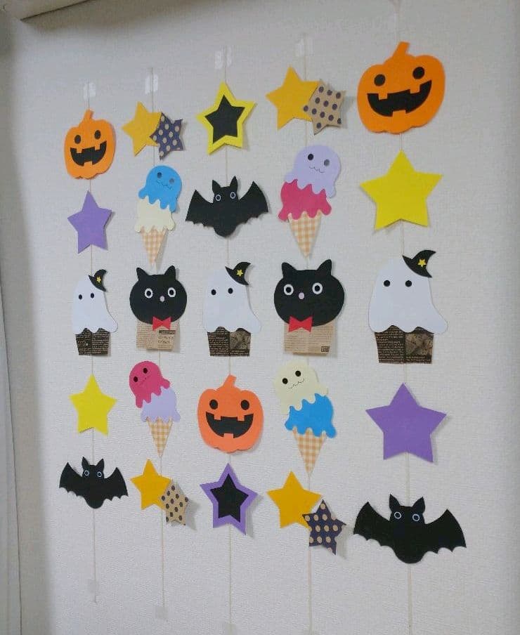 紅葉の吊るし飾り」 切り紙で簡単‼️ 秋と冬の切り紙の素敵な飾りも 沢山ご紹介してます🍂 「季節を楽しむかわいい切り紙」日東書院本社うえはらかずよ 著@kazuyo_uehara @nts.books2高齢者施設介護士介護レク幼稚園幼稚園教諭保育園保育士小学校