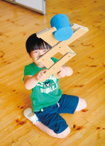 しろ １歳児 ダンボール遊び - おおわだ保育園 子どもたちの様子