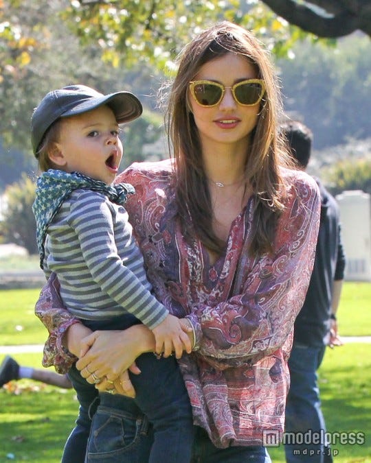 未来のイケメン⁉ オーランド・ブルームとミランダ・カーの息子フリン君の成長アルバム