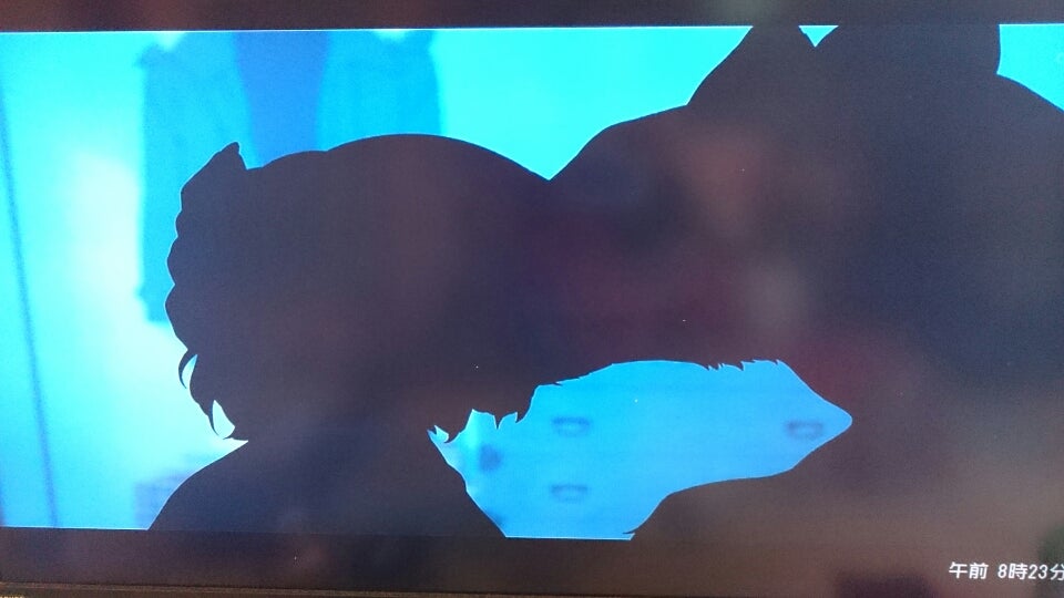 昨日も子ども達と「おおかみこどもの雨と雪」観てたらベッドシーンが出てきて、次男がめざとく「今はだかだった？ねえねえなんで！？」って聞いてきて、私は答えに窮してしまったよ 。みんなこういう時なんて答えてるの ？正解が知りたい ！！エッセイ漫画コミック