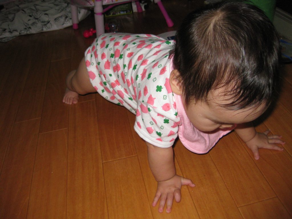 赤ちゃんが立つ前兆とは！よく見られる行動や安全対策、練習アイテム - teniteo テニテオ