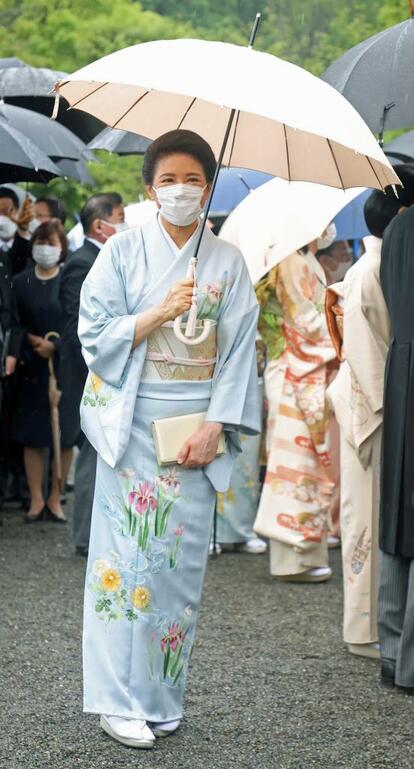 春の園遊会で初着物 愛子さま、母・雅子さまの園遊会デビュー時を思わせる水色の着物姿で可憐な着こなしを披露NEWSポストセブン