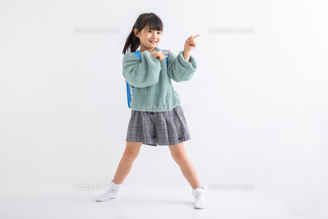 指差しポーズのボーイ22877028 の写真素材 - アフロ