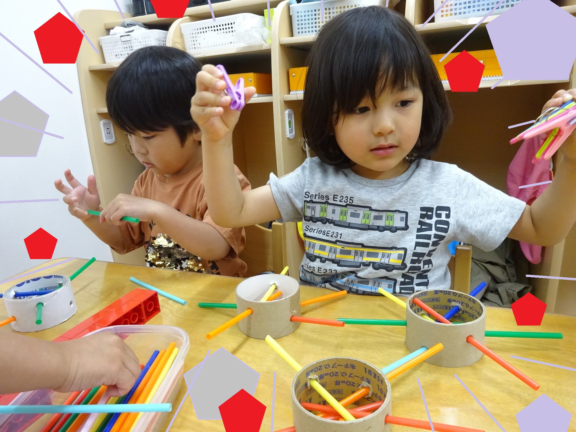 手作り玩具🧸 対象は0歳児〜です！ 開けたり閉めたり楽しめます。 手先を使うので、少しずつ手先の力も育っていきます。 保育 保育士 保育園手作り玩具 手作りおもちゃ ウェットシートのふた 0歳児クラス 1歳児クラス 0歳児保育 0歳児おもちゃ 手作り カラーボード