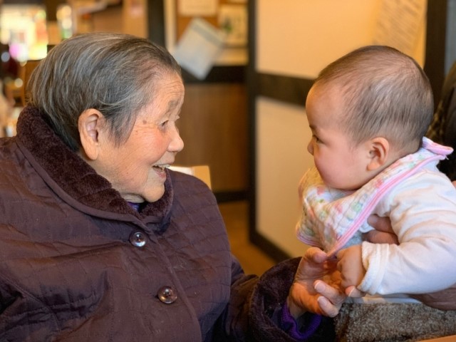 女の子の孫と笑顔のおじいちゃんとおばあちゃんのイラスト無料のフリー素材 イラストエイト