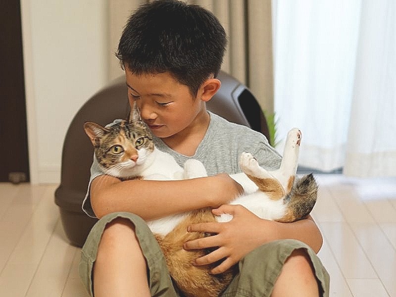 愛猫「弟のお世話は任せるニャ!」赤ちゃんに寄り添って見守ってくれる、優しい優しいお兄ちゃん猫 : マランダ