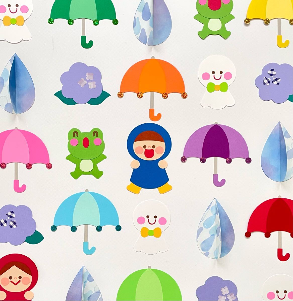 カラフルなしずくで彩り豊かに「雨つぶとかえるの吊るし飾り」世界文化ワンダ