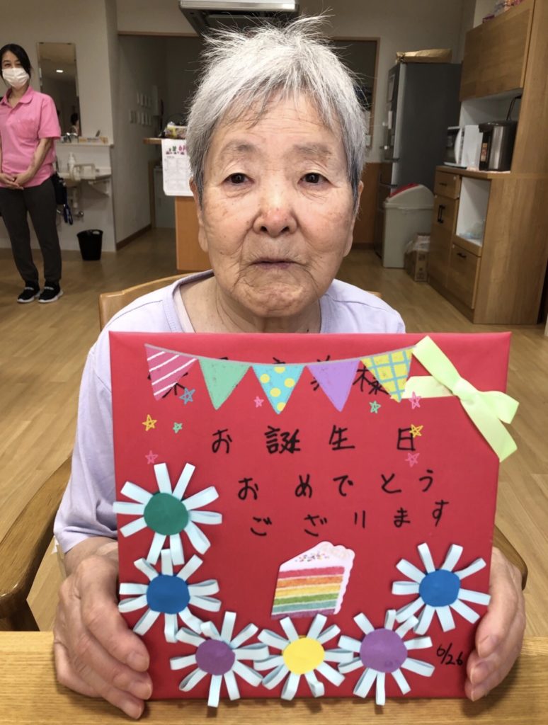 8月誕生日会🎂株式会社ふれあいケアサービスHD公式サイト「ふれあいケア」でおなじみの北海道のグループホーム・高齢者住宅・老人ホーム