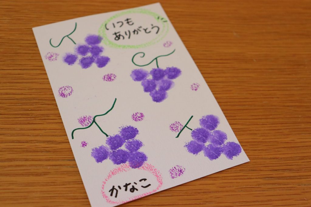 今月の手形アート 今月は『敬老の日ハガキ』です いつもお世話になっている おじいちゃん、おばあちゃんに 可愛いお子さんの手や足で😊日頃の感謝の気持ちを伝えませんか🎵 ハガキに鶴の絵が印刷されているので ペッタンするだけで簡単に仕上がりますよ お子様の「今」を