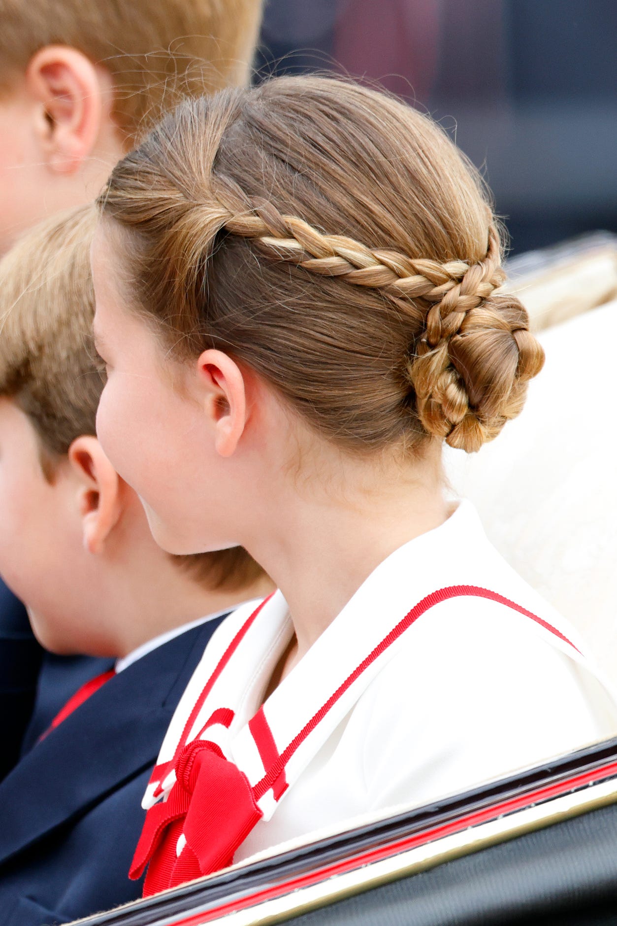 ディズニープリンセス専門の髪型 を発信しています。 プリンセスヘアのやり方を知りたい方はフォローしてくださいね→@aaaaooooiiii5ヾ ๑╹◡╹ ﾉ