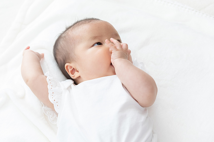 赤ちゃんを白い綺麗な部屋で抱っこする笑顔の美人ママ3 カメラ目線コピースペースあり Stock PhotoAdobe Stock